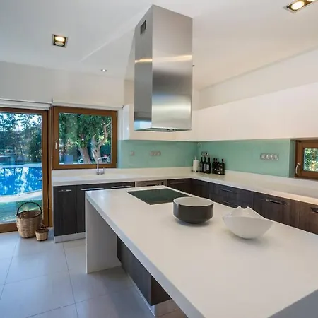 Villa Margarita With Private Tennis Court And Pool